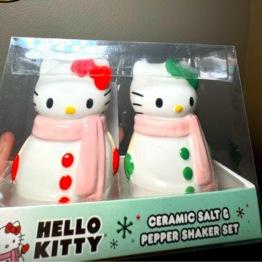 Hello Kitty Ceramic Salt & Pepper Shaker Set ❤️🤍
Snowman Christmas ! brand new